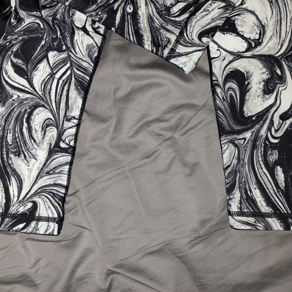 Victoria's Secret. Victoria Sport leggings. Like new. Large. - Picture 5 of 5